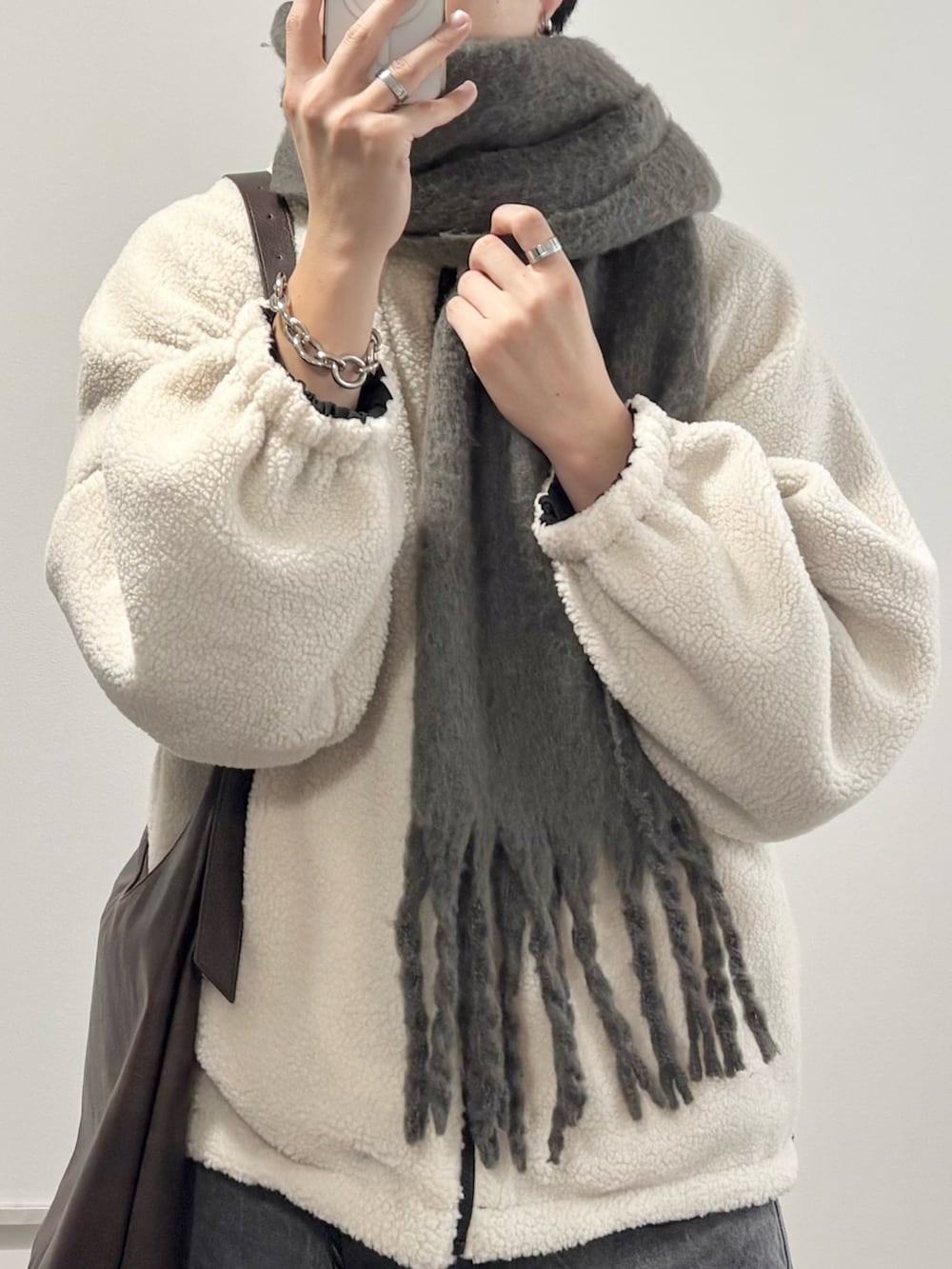 ブラック系のローファー、ブラック系のブルゾン、グレー系のデニムパンツを着用したメンズの冬コーディネートの3枚目の写真