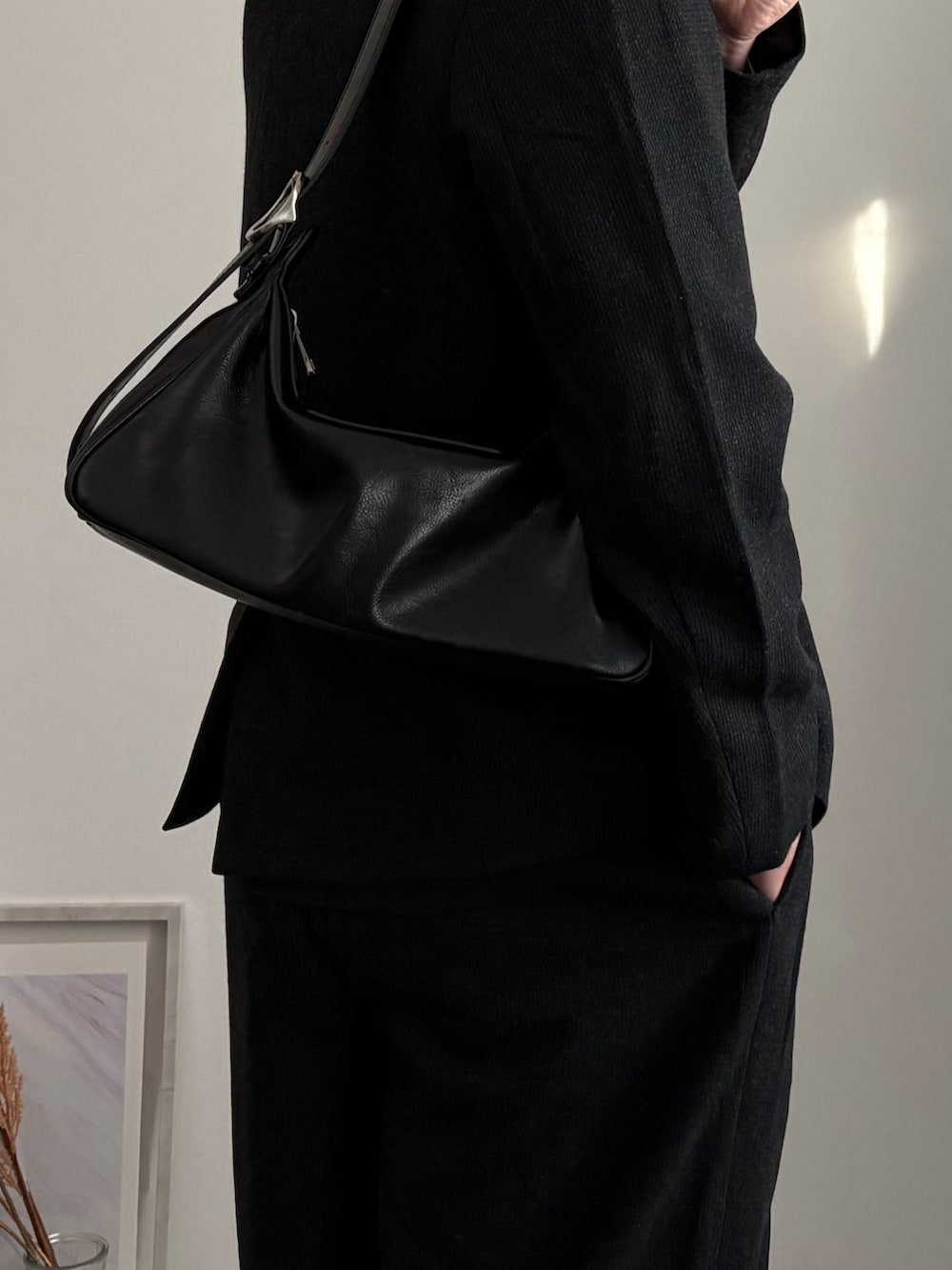 ブラック系のローファー、グレー系のテーラードジャケット、グレー系のスラックスを着用したメンズの春コーディネートの4枚目の写真