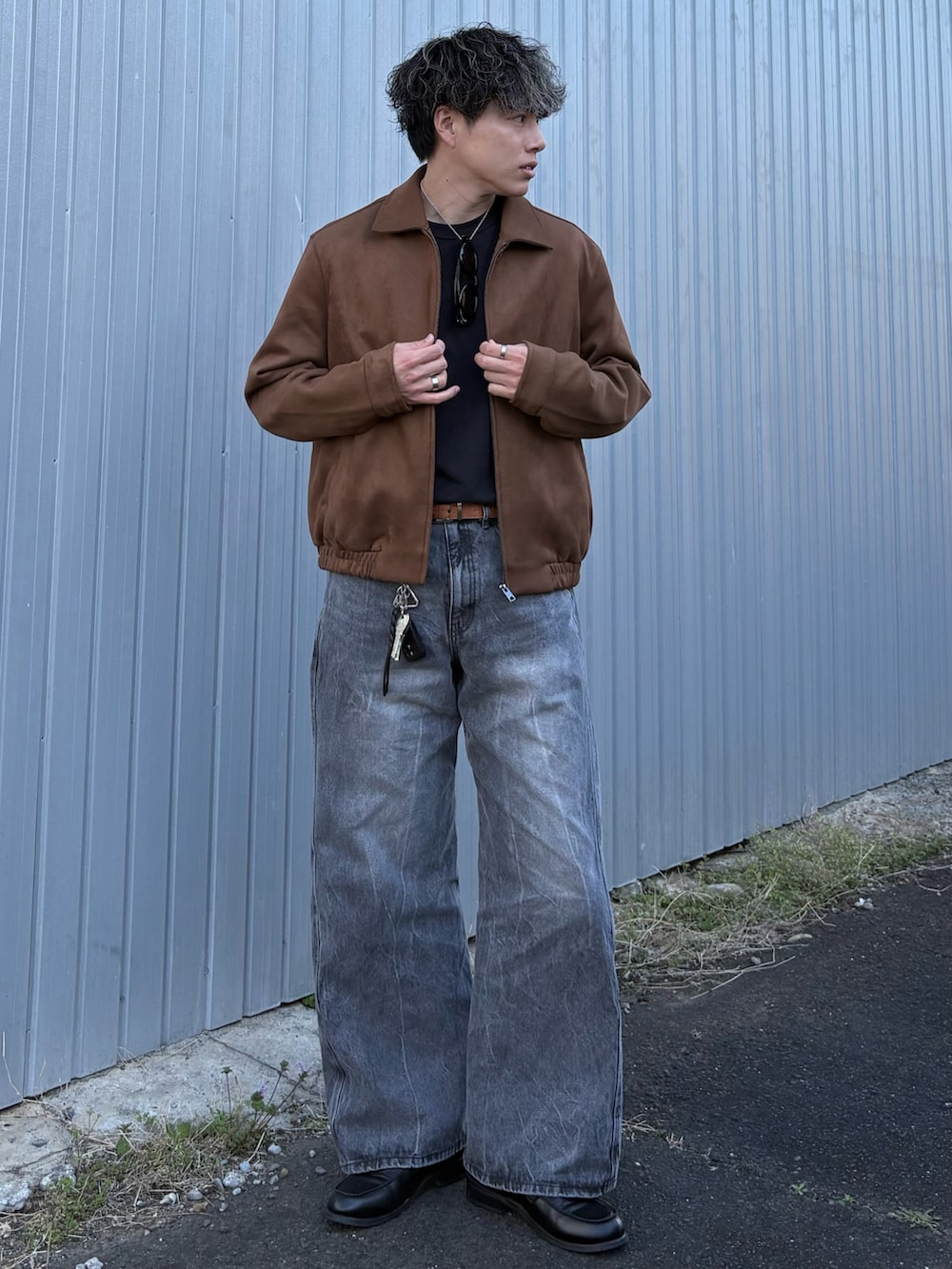 ブラック系のローファー、グレー系のデニムパンツ、その他のTシャツ/カットソーを着用したメンズの春コーディネートの2枚目の写真