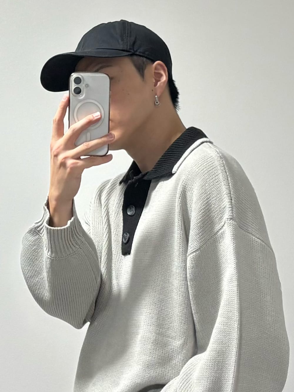 グレー系のニット/セーター、ブラック系のドレスシューズ、ブラック系のスラックスを着用したメンズの秋コーディネートの2枚目の写真