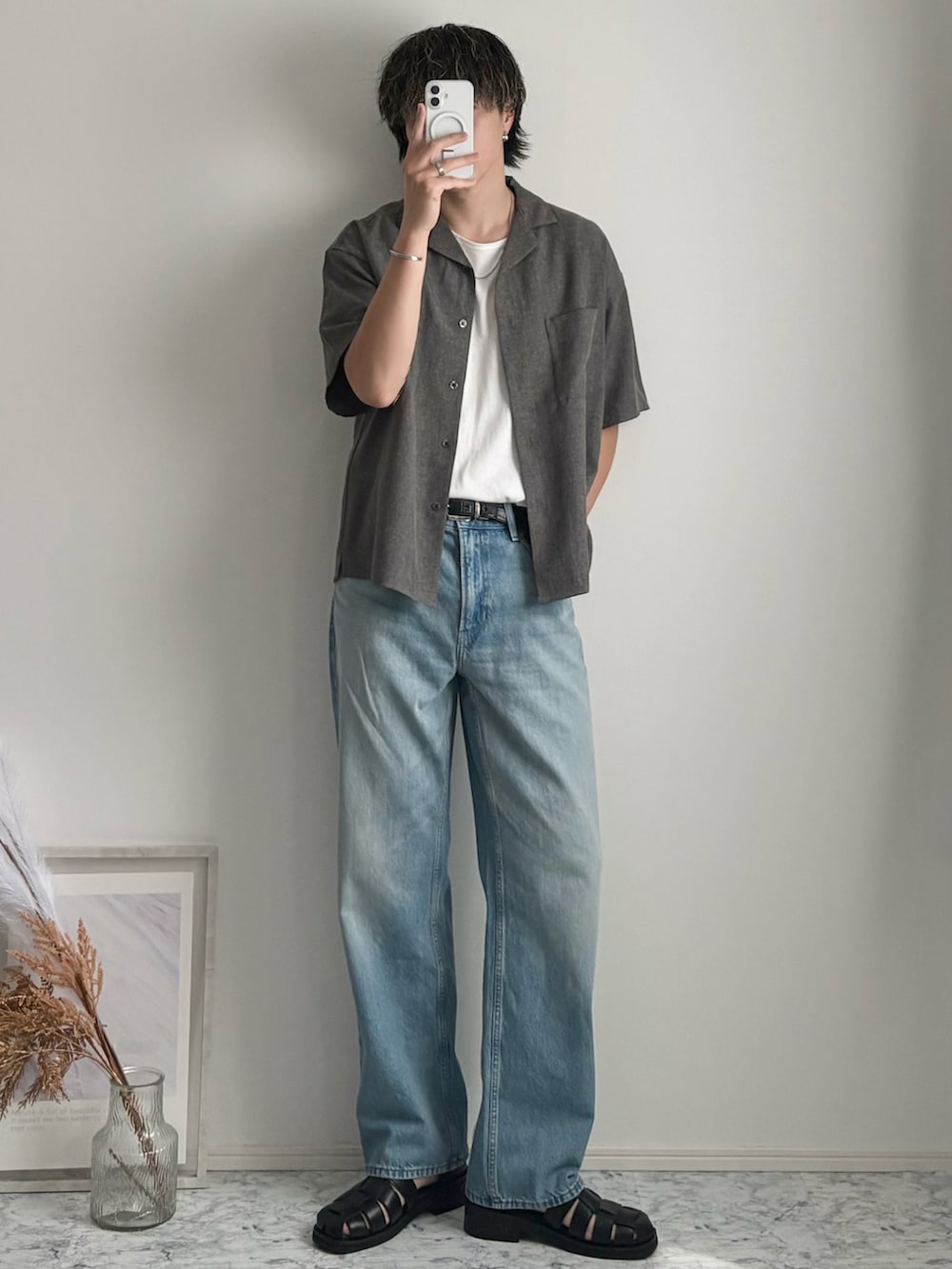 ブラック系のサンダル、グレー系のシャツ/ブラウス、ホワイト系のタンクトップを着用したメンズの夏コーディネートの2枚目の写真