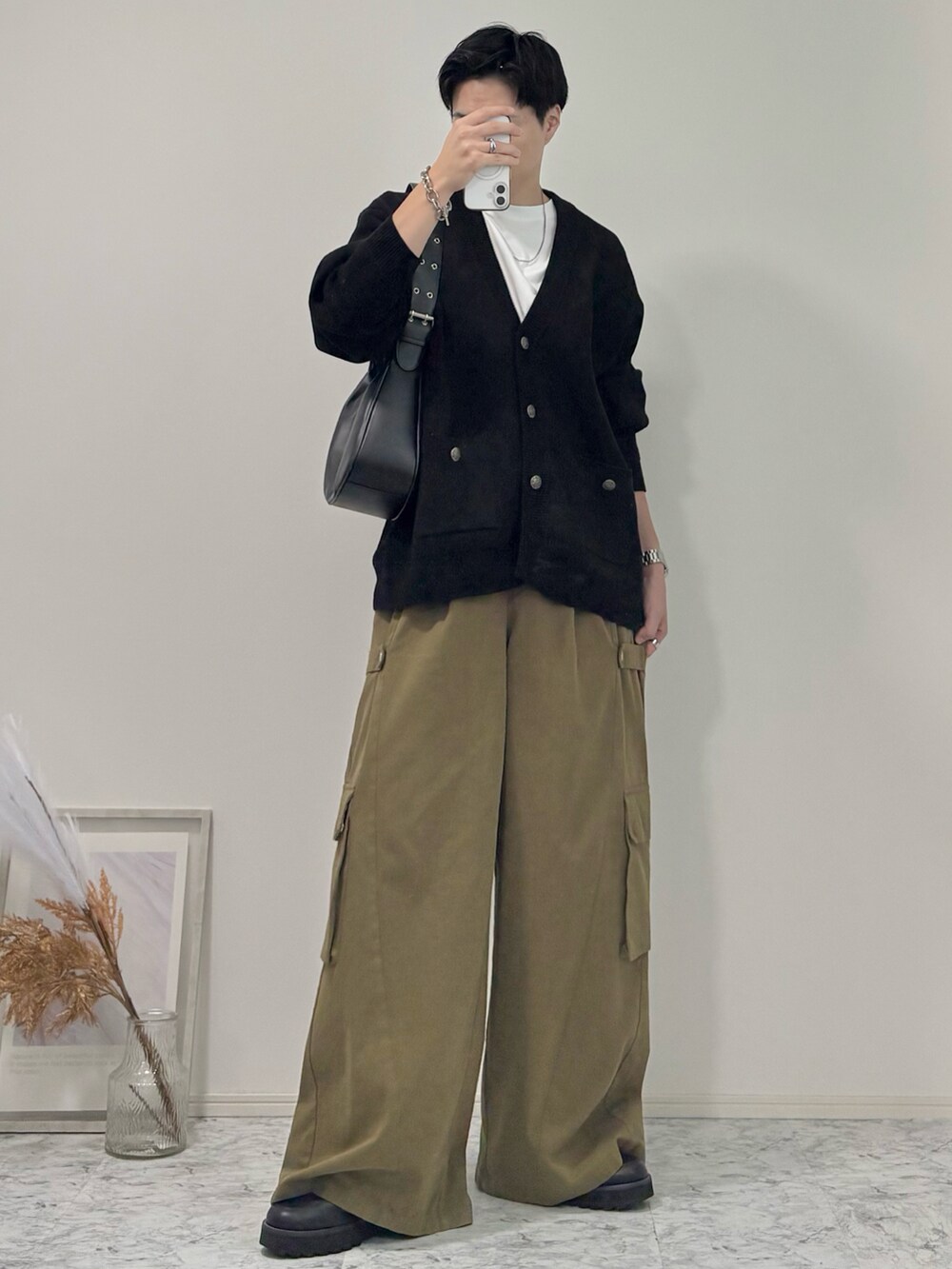 ホワイト系のTシャツ/カットソー、ブラック系のカーディガン/ボレロ、グリーン系のカーゴパンツを着用したメンズの秋コーディネートの2枚目の写真