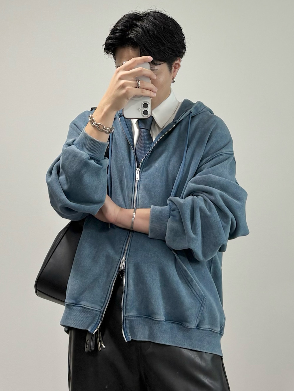 ブラック系のその他パンツ、ブラック系のドレスシューズ、グレー系のパーカーを着用したメンズの冬コーディネートの3枚目の写真