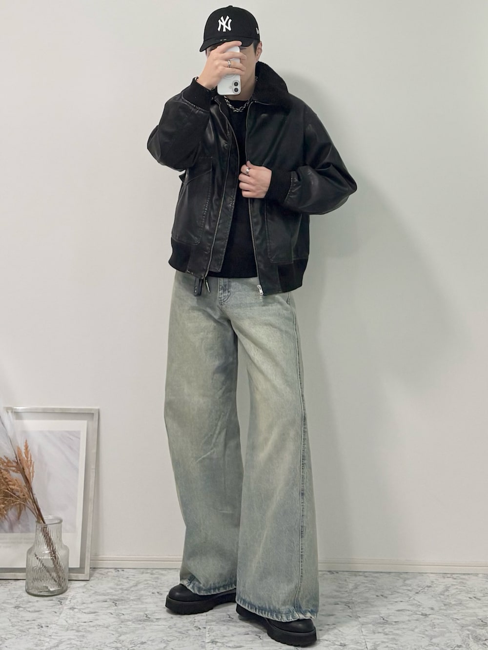 ブラック系のブルゾン、ブルー系のデニムパンツ、ブラック系のドレスシューズを着用したメンズの冬コーディネートの3枚目の写真