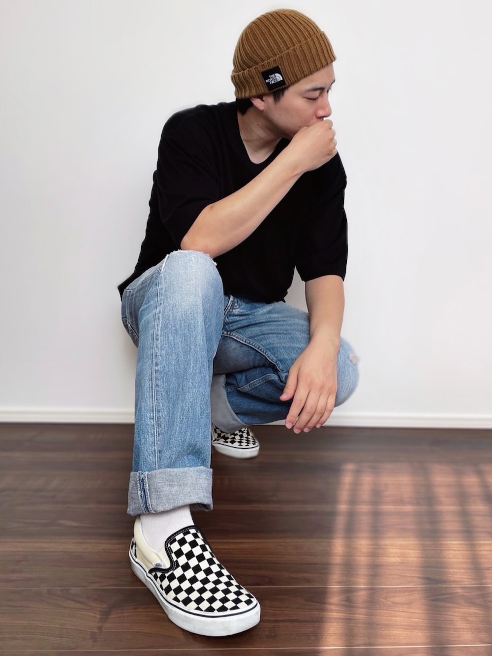 「サマーニット、ニット帽、ビーニー、黒Tシャツ、タックイン、デニムパンツ、ワイドデニム、ロールアップ、スリッポン、カジュアルコーデ」｜「UNIQLOのエアリズムコットンオーバーサイズTシャツ（5分袖）（Tシャツ/カットソー、ブラック系）」を使った、YUHEIさん（メンズ・178cm）の夏コーディネートの2枚目の写真