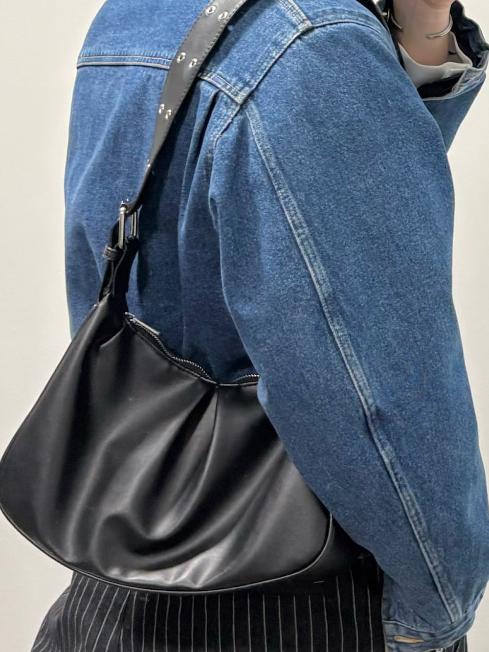 ブラック系のローファー、その他のスラックス、ブラック系のハンドバッグを着用したメンズの冬コーディネートの5枚目の写真