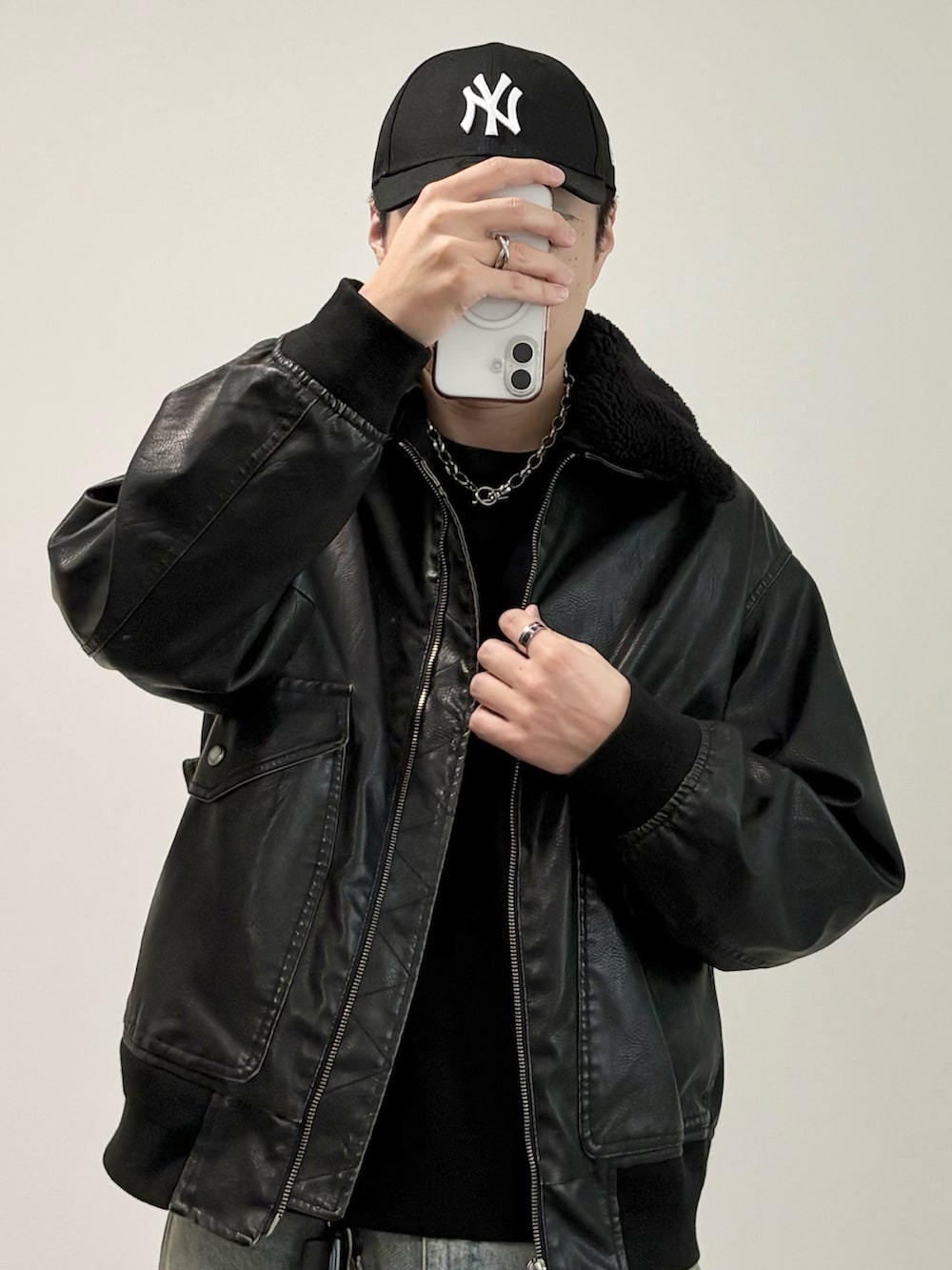 ブラック系のブルゾン、ブルー系のデニムパンツ、ブラック系のドレスシューズを着用したメンズの冬コーディネートの4枚目の写真