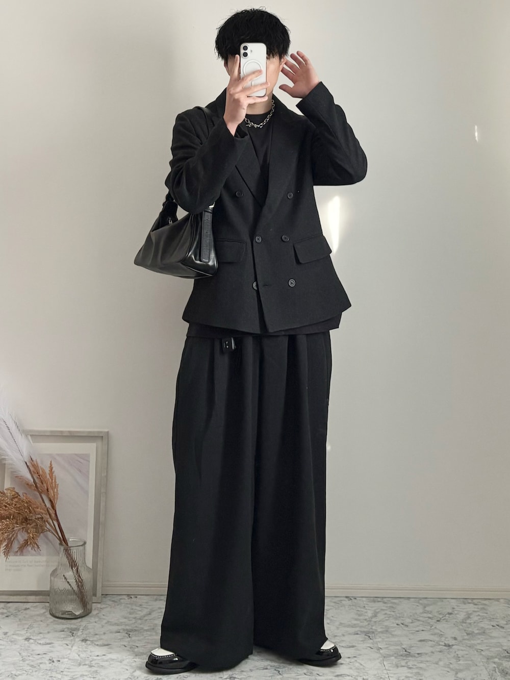 ブラック系のローファー、グレー系のテーラードジャケット、グレー系のスラックスを着用したメンズの春コーディネートの2枚目の写真