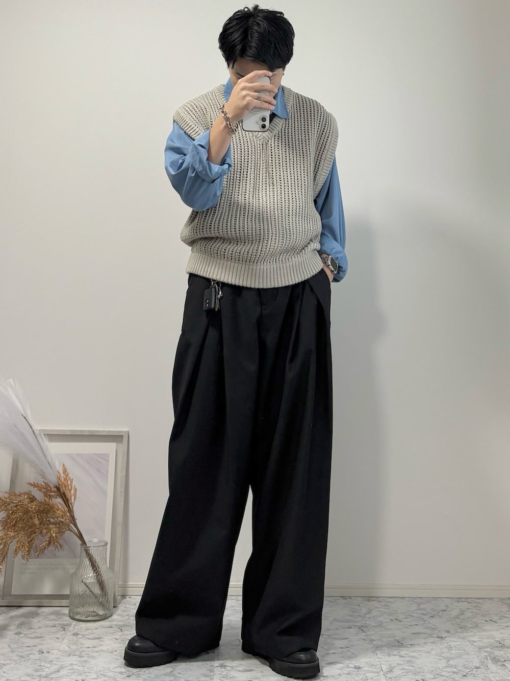 ブルー系のシャツ/ブラウス、グレー系のベスト、ブラック系のドレスシューズを着用したメンズの秋コーディネートの2枚目の写真