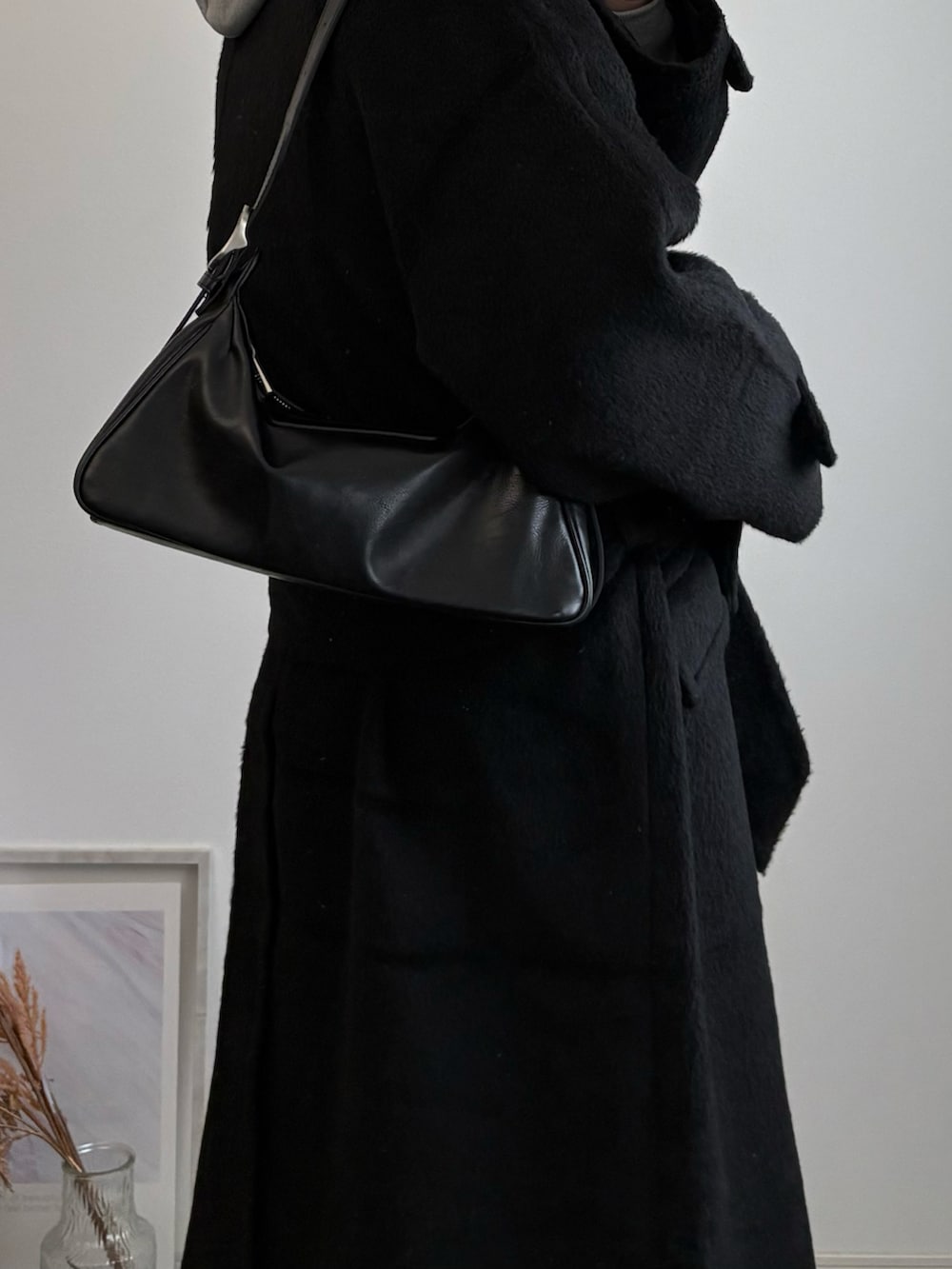 ブラック系のローファー、グレー系のパーカー、ブラック系のステンカラーコートを着用したメンズの冬コーディネートの4枚目の写真