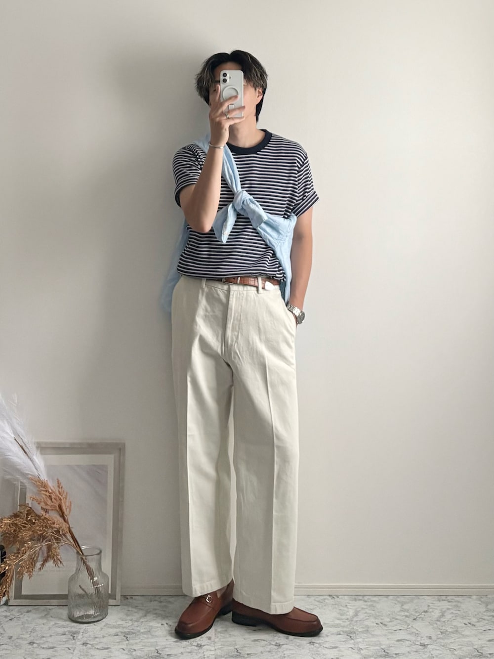 ブラウン系のローファー、ブラック系のTシャツ/カットソー、ブルー系のシャツ/ブラウスを着用したメンズの夏コーディネートの2枚目の写真
