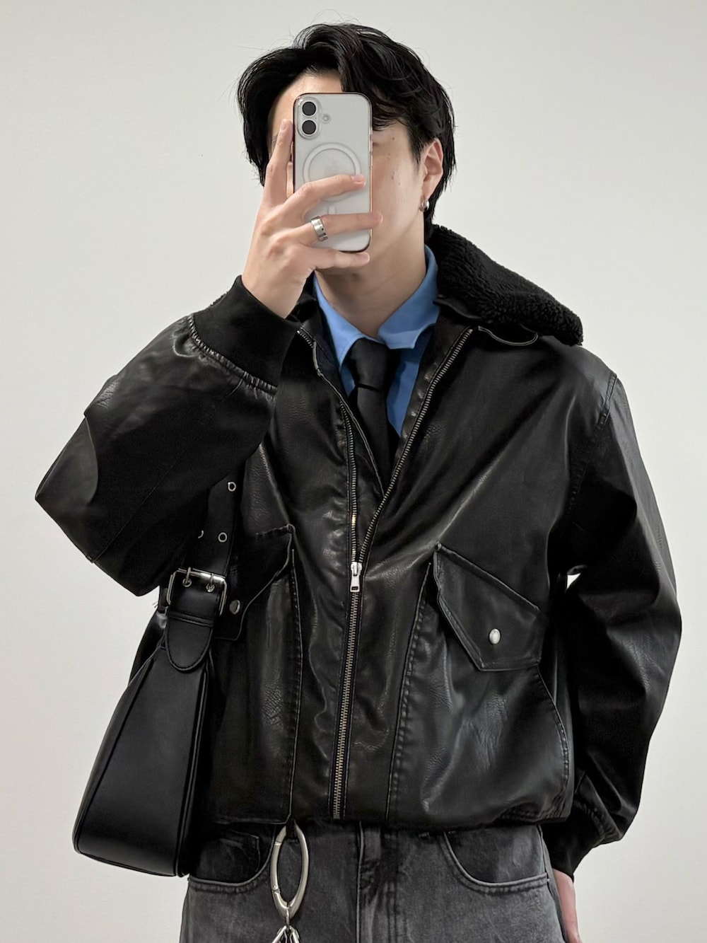 ブラック系のローファー、ブラック系のブルゾン、グレー系のデニムパンツを着用したメンズの冬コーディネートの2枚目の写真