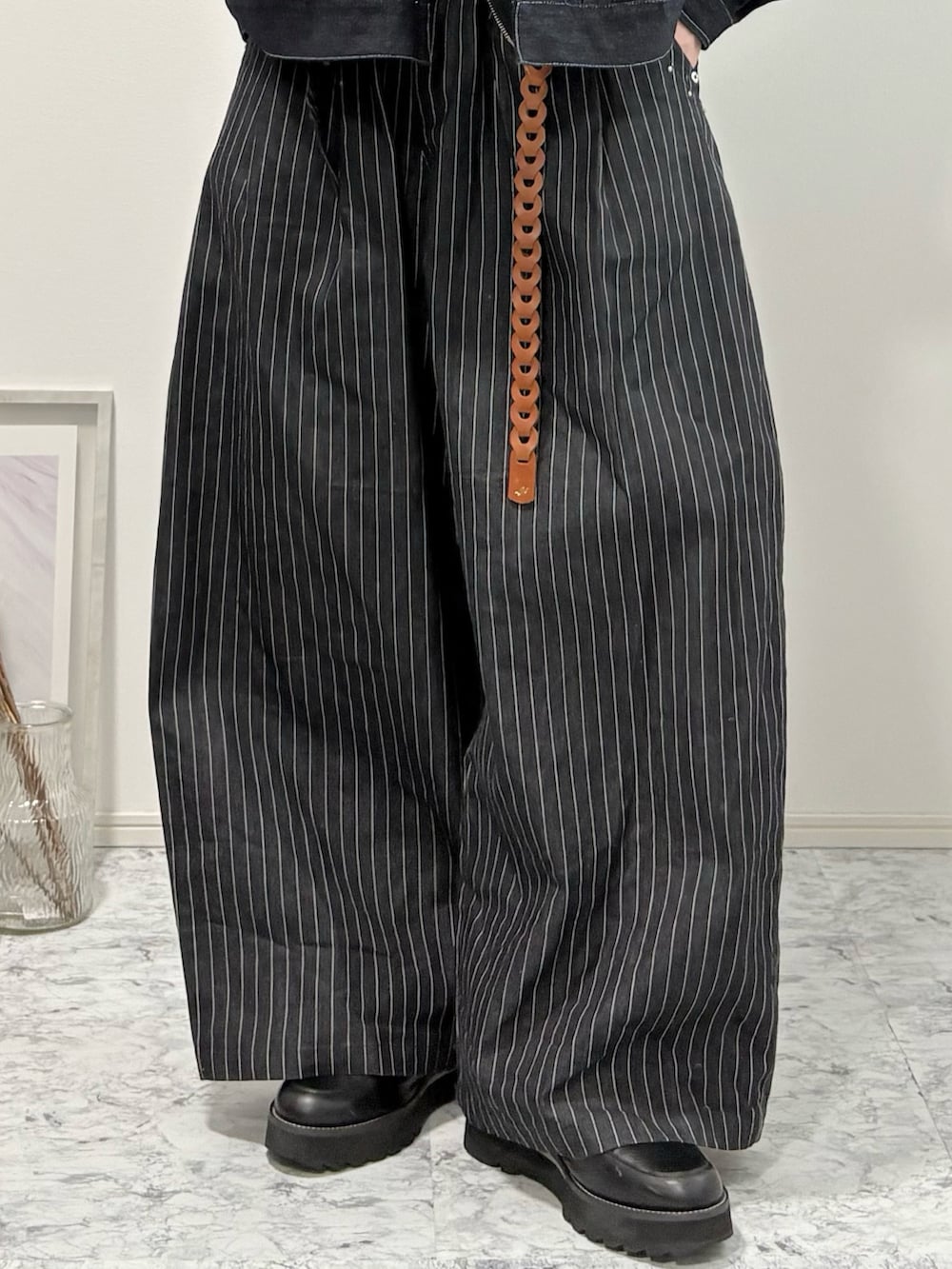 その他のスラックス、ブラック系のパーカー、ブルー系のセットアップを着用したメンズの冬コーディネートの4枚目の写真