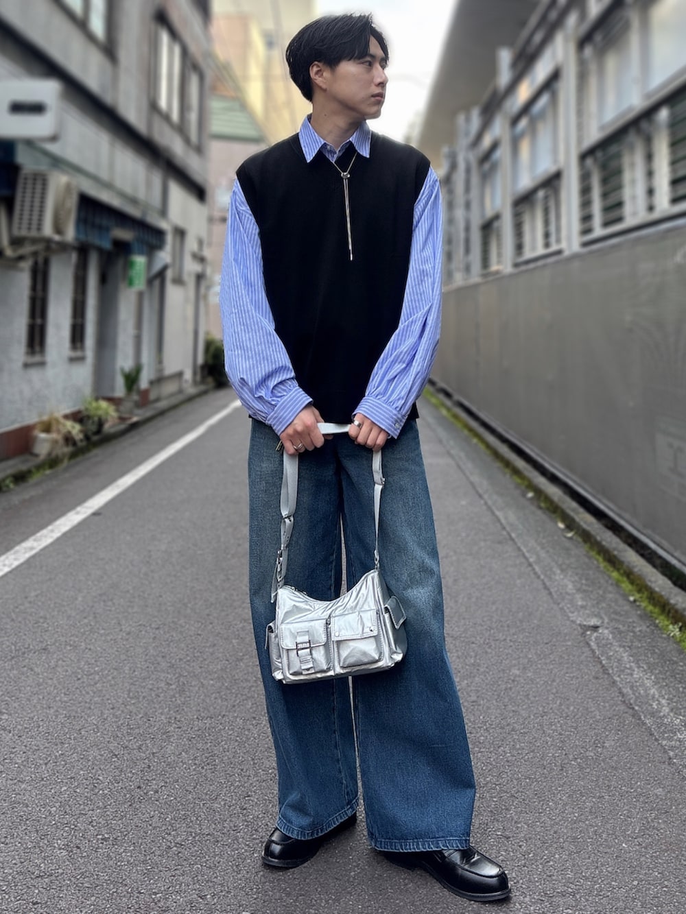「レイヤードスタイル、ワイドパンツ、韓国ファッション、ストライプシャツ、ベスト、デニム、フレアパンツ、ショルダーバッグ、ローファー、大人カジュアル、お出かけコーデ、休日スタイル、きれいめカジュアル、シンプルコーデ、淡色コーデ」|「epnokのアソートベーシックルーズシャツ(シャツ/ブラウス、ブルー系)」を使った、YUHEIさん(骨格ナチュラル・メンズ・178cm)の春コーディネートの2枚目の写真