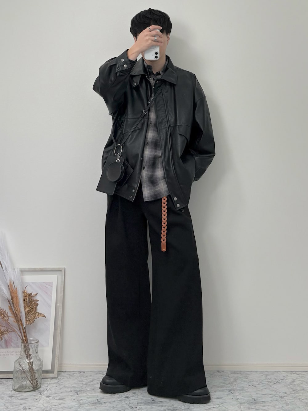 ブラック系のブルゾン、ブラック系のシャツ/ブラウス、ブラック系のショルダーバッグを着用したメンズの春コーディネートの2枚目の写真