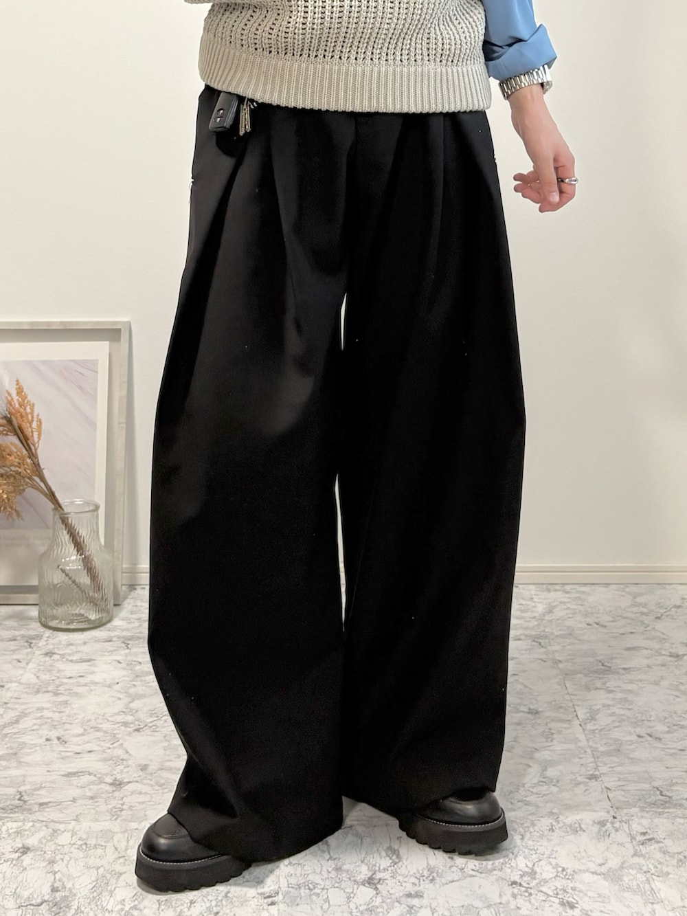 ブルー系のシャツ/ブラウス、グレー系のベスト、ブラック系のドレスシューズを着用したメンズの秋コーディネートの4枚目の写真