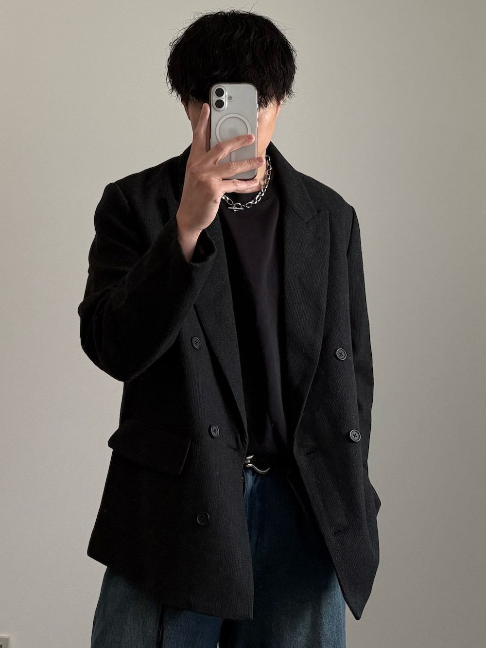 グレー系のテーラードジャケット、ブルー系のデニムパンツ、ブラック系のドレスシューズを着用したメンズの春コーディネートの2枚目の写真