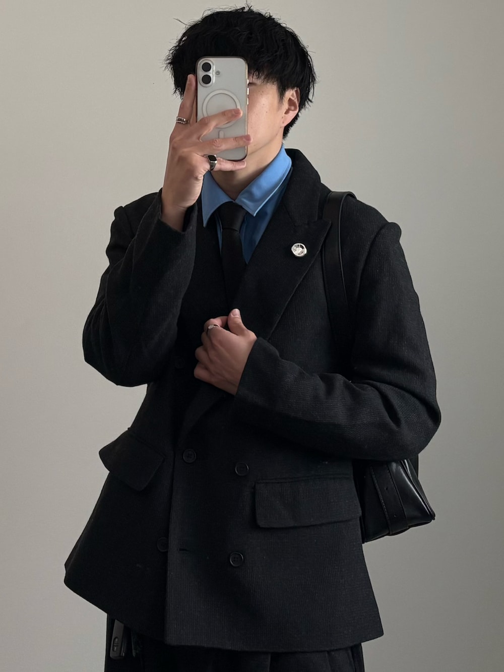 ブラック系のローファー、グレー系のテーラードジャケット、ブラック系のスウェットパンツを着用したメンズの春コーディネートの3枚目の写真