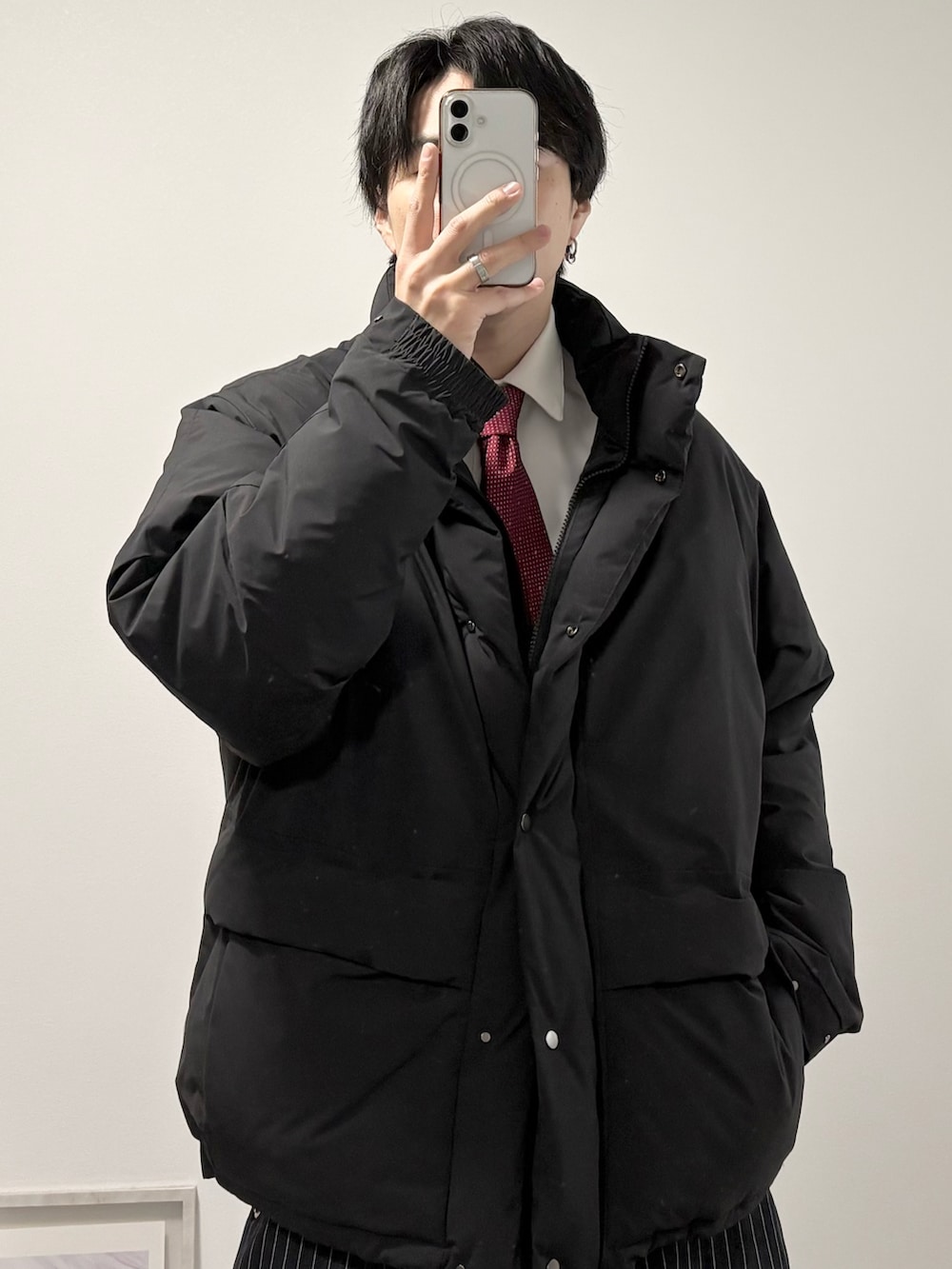 ブラック系のダウンジャケット/コート、その他のスラックス、ホワイト系のスニーカーを着用したメンズの冬コーディネートの3枚目の写真