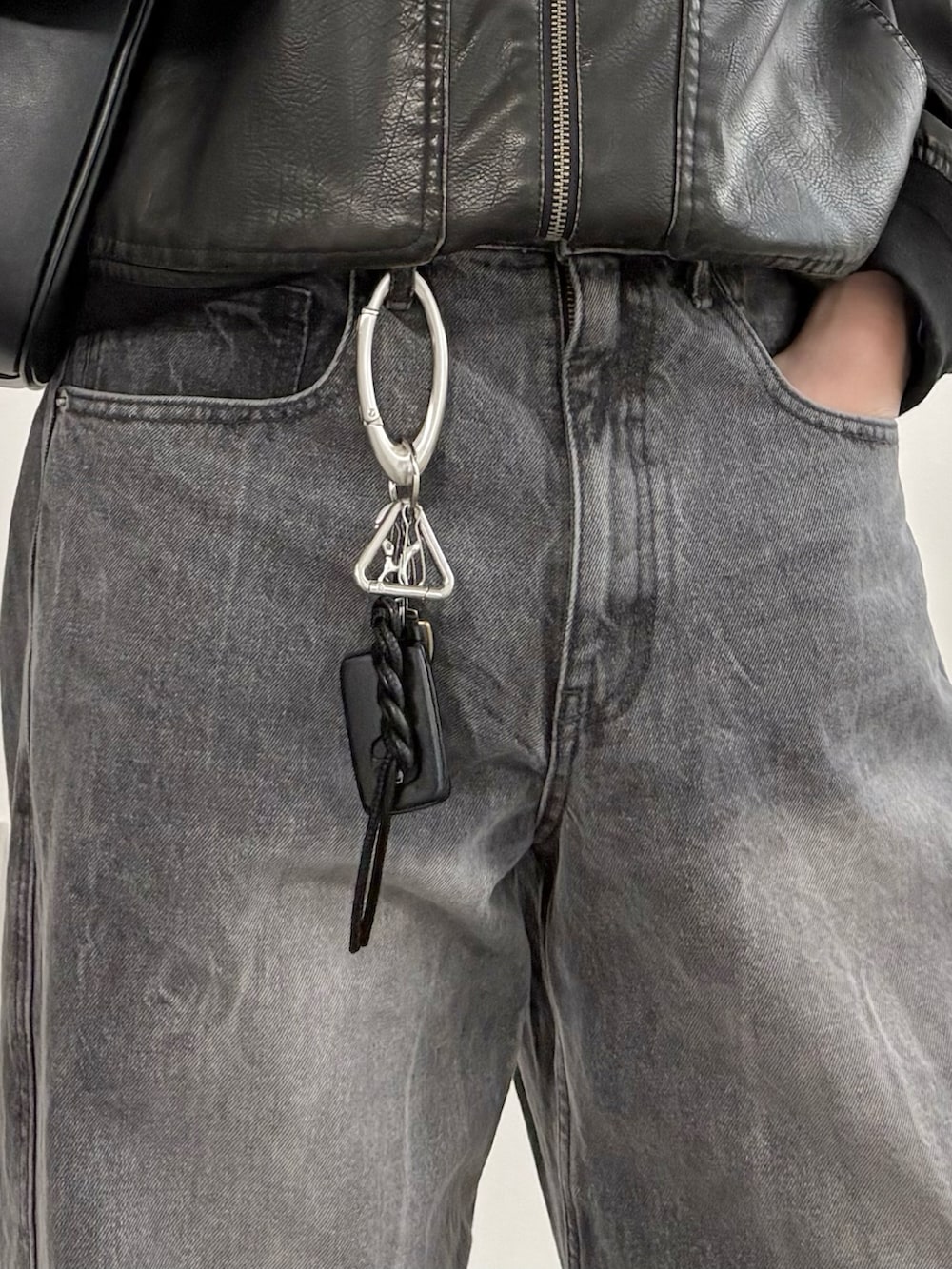 ブラック系のローファー、ブラック系のブルゾン、グレー系のデニムパンツを着用したメンズの冬コーディネートの4枚目の写真