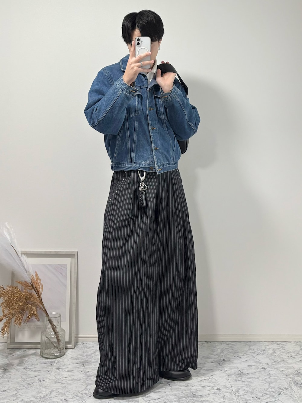 ブラック系のローファー、その他のスラックス、ブラック系のハンドバッグを着用したメンズの冬コーディネートの2枚目の写真