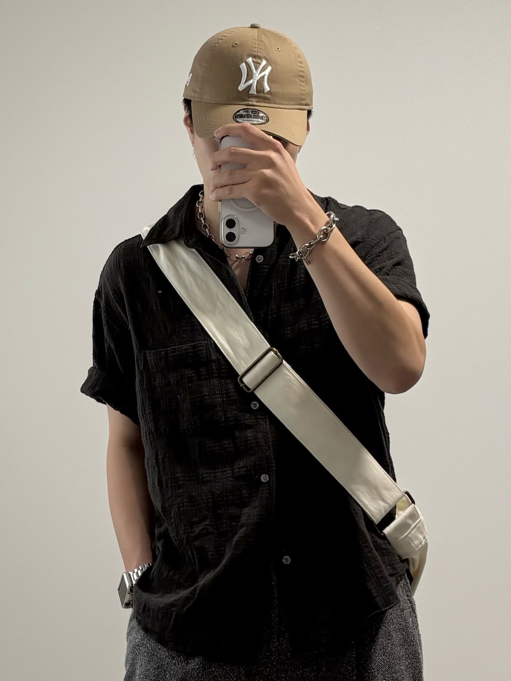 「スポーツミックス、秋服準備はじめました、キャップ、ベージュ、シャツスタイル、スラックス、ワイドパンツ、ローファー、ショルダーバッグ、ストリート、お出かけコーデ、シンプルコーデ、きれいめカジュアル、休日スタイル、大人カジュアル」｜「LASSU&FRISSのクラシックローファー（ローファー、ブラック系）」を使った、YUHEIさん（骨格ナチュラル・メンズ・178cm）の秋コーディネートの2枚目の写真