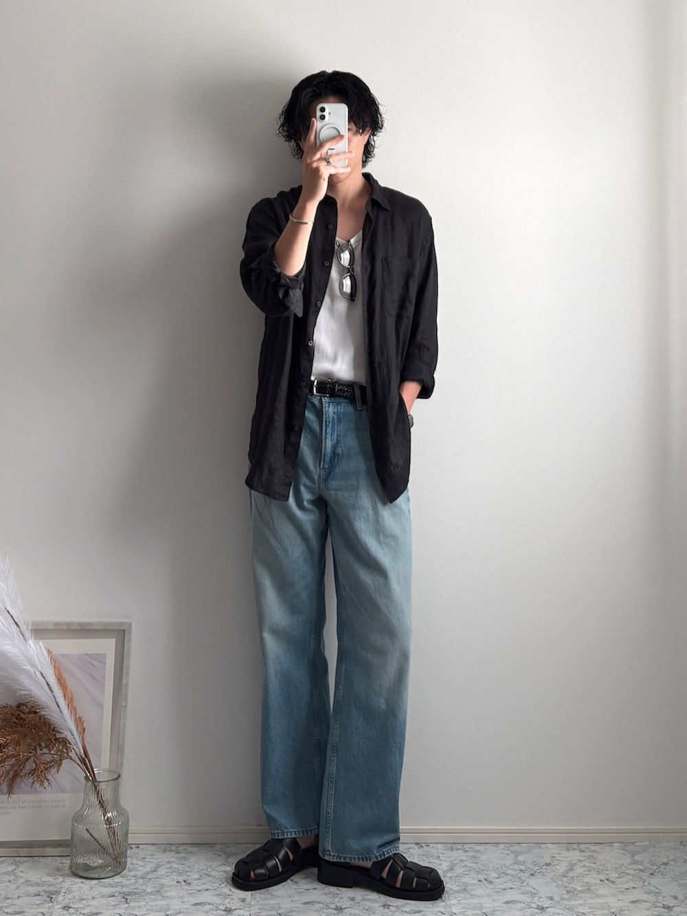 ブラック系のサンダル、ブルー系のシャツ/ブラウス、ブルー系のデニムパンツを着用したメンズの秋コーディネートの2枚目の写真
