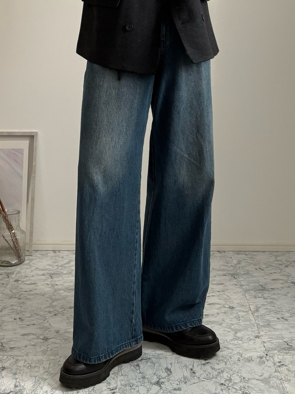 グレー系のテーラードジャケット、ブルー系のデニムパンツ、ブラック系のドレスシューズを着用したメンズの春コーディネートの3枚目の写真