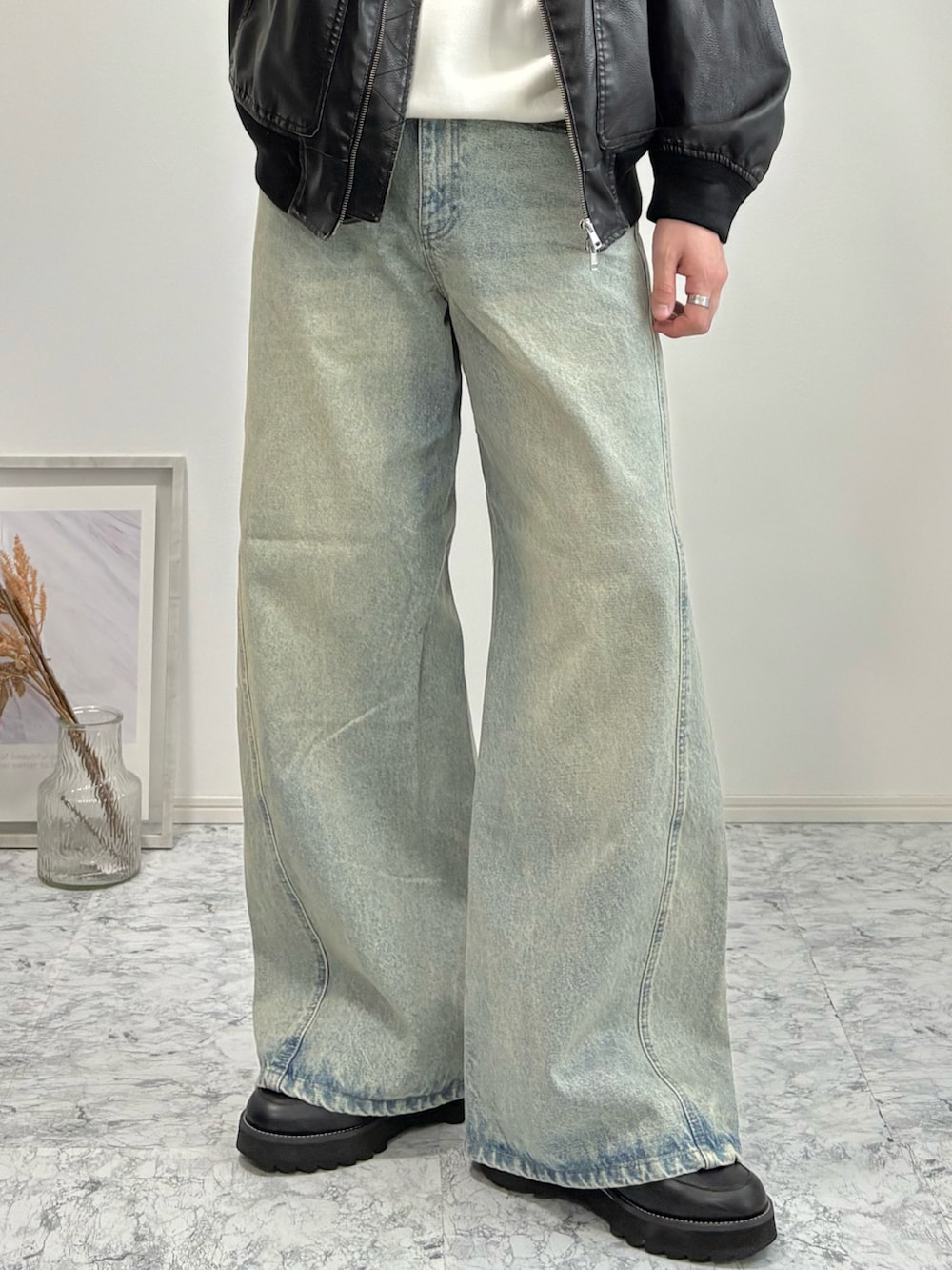 ブラック系のブルゾン、ブルー系のデニムパンツ、ブラック系のドレスシューズを着用したメンズの秋コーディネートの3枚目の写真