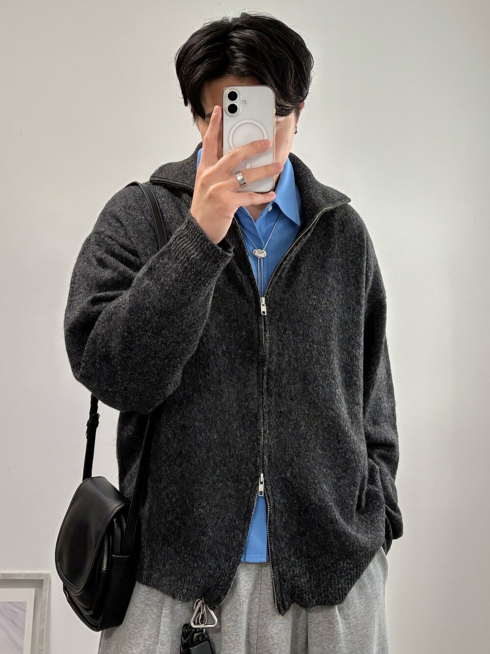ブラック系のドレスシューズ、グレー系のニット/セーター、グレー系のスウェットパンツを着用したメンズの秋コーディネートの3枚目の写真