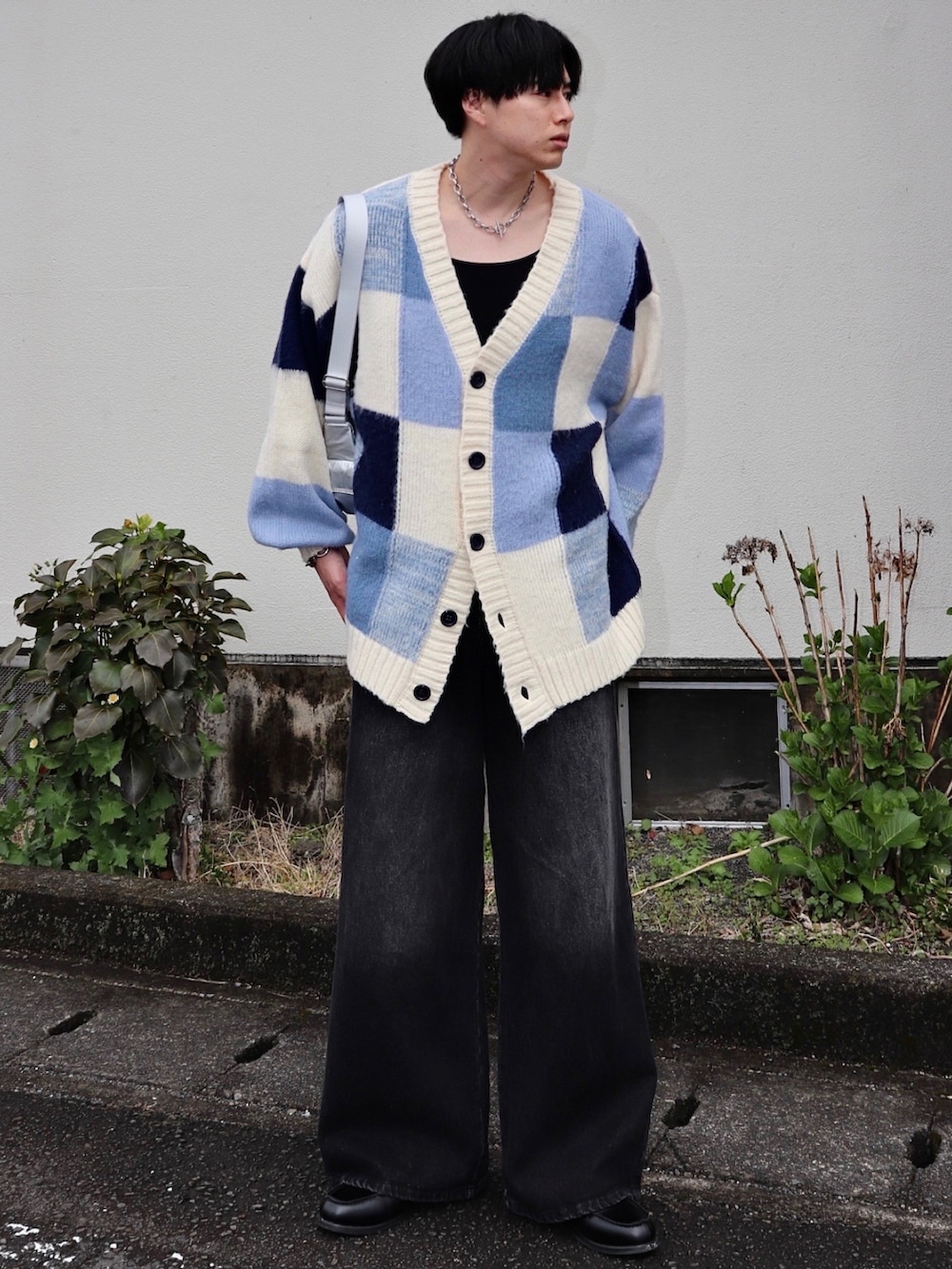 ブルー系のカーディガン/ボレロ、ブラック系のデニムパンツ、シルバー系のショルダーバッグを着用したメンズの春コーディネートの2枚目の写真