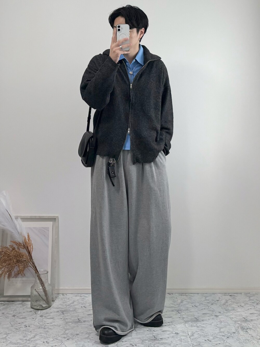 ブラック系のドレスシューズ、グレー系のニット/セーター、グレー系のスウェットパンツを着用したメンズの秋コーディネートの2枚目の写真