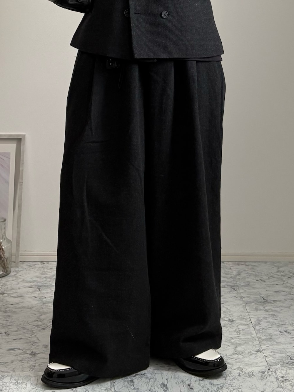 ブラック系のローファー、グレー系のテーラードジャケット、グレー系のスラックスを着用したメンズの春コーディネートの5枚目の写真