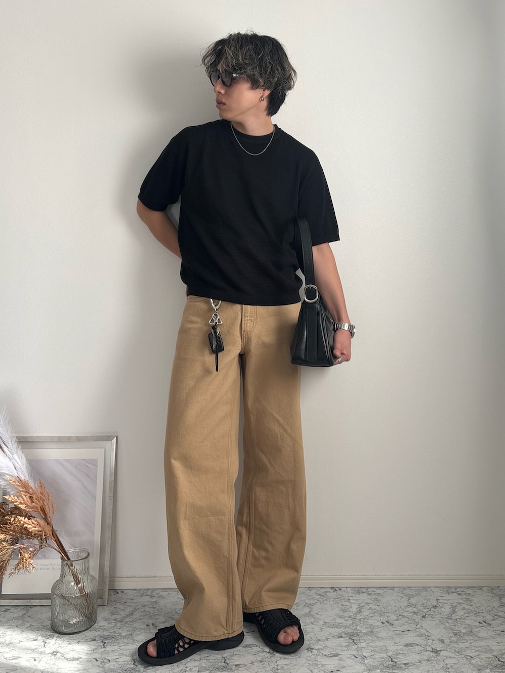 ブラック系のTシャツ/カットソー、ブラック系のショルダーバッグ、ブラック系のサンダルを着用したメンズの夏コーディネートの2枚目の写真