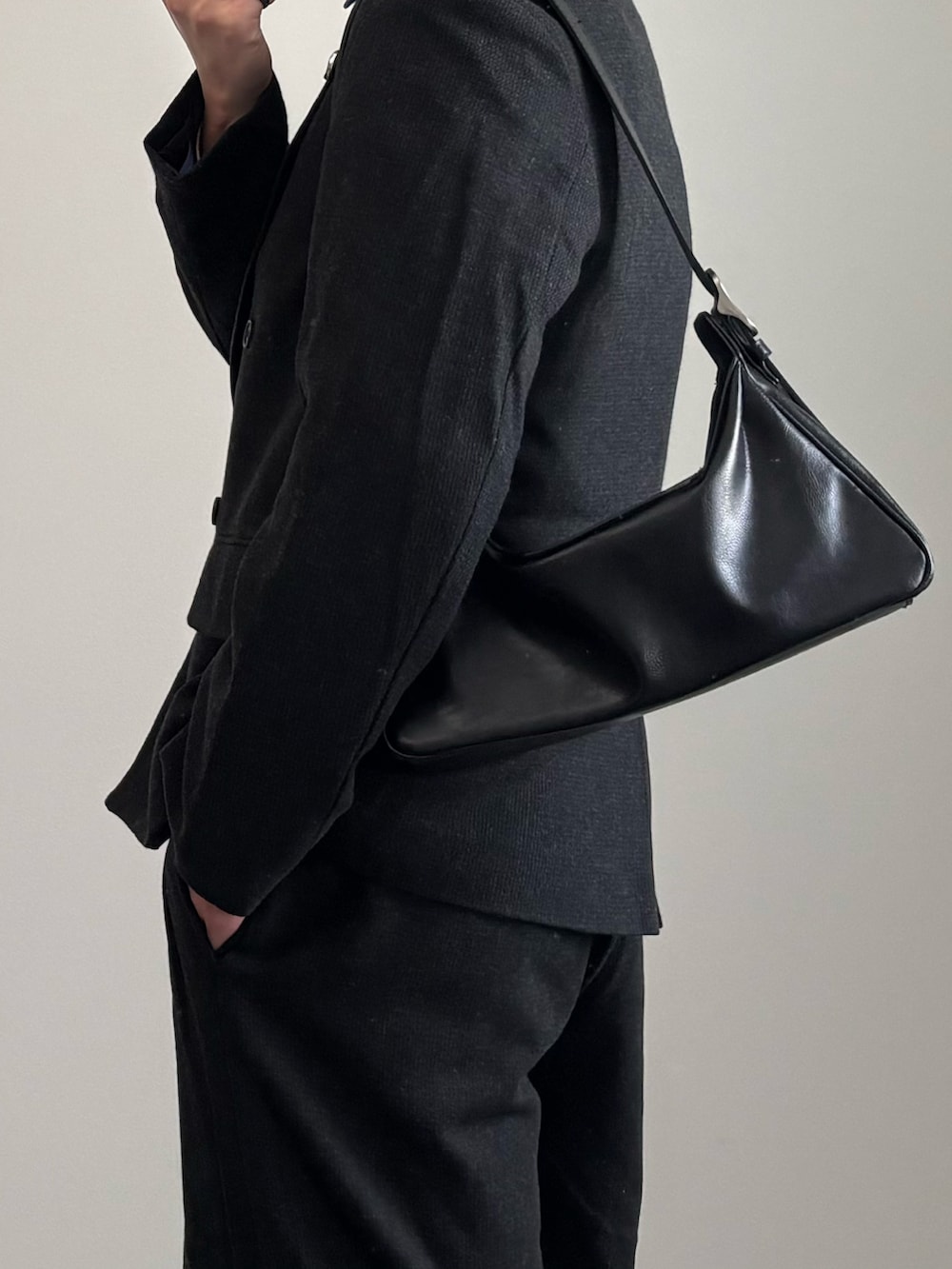 ブラック系のローファー、グレー系のテーラードジャケット、ブラック系のスウェットパンツを着用したメンズの春コーディネートの5枚目の写真