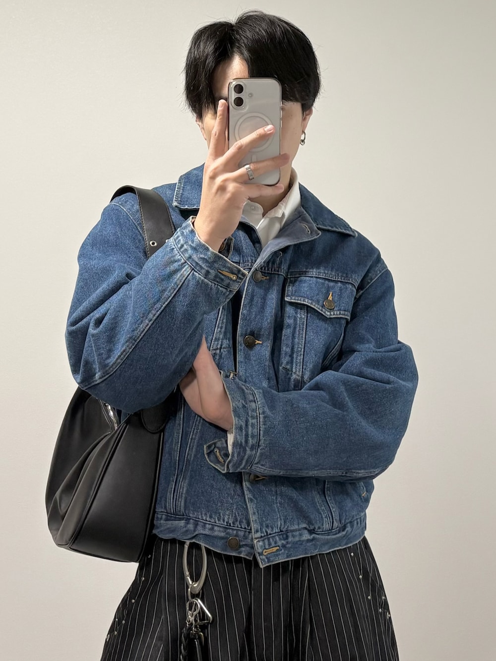 ブラック系のローファー、その他のスラックス、ブラック系のハンドバッグを着用したメンズの冬コーディネートの3枚目の写真