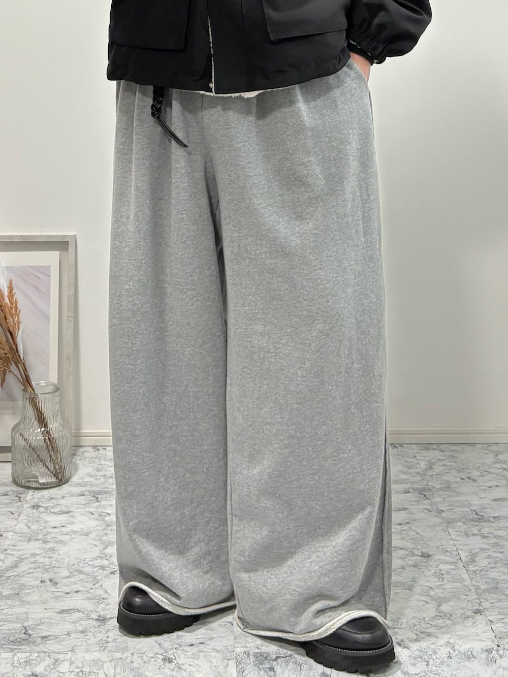 ブラック系のドレスシューズ、ブラック系のパーカー、ブラック系のブルゾンを着用したメンズの秋コーディネートの3枚目の写真