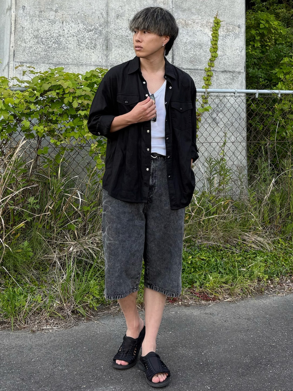 ブラック系のデニムパンツ、ブラック系のサンダル、ブラック系のシャツ/ブラウスを着用したメンズの夏コーディネートの2枚目の写真