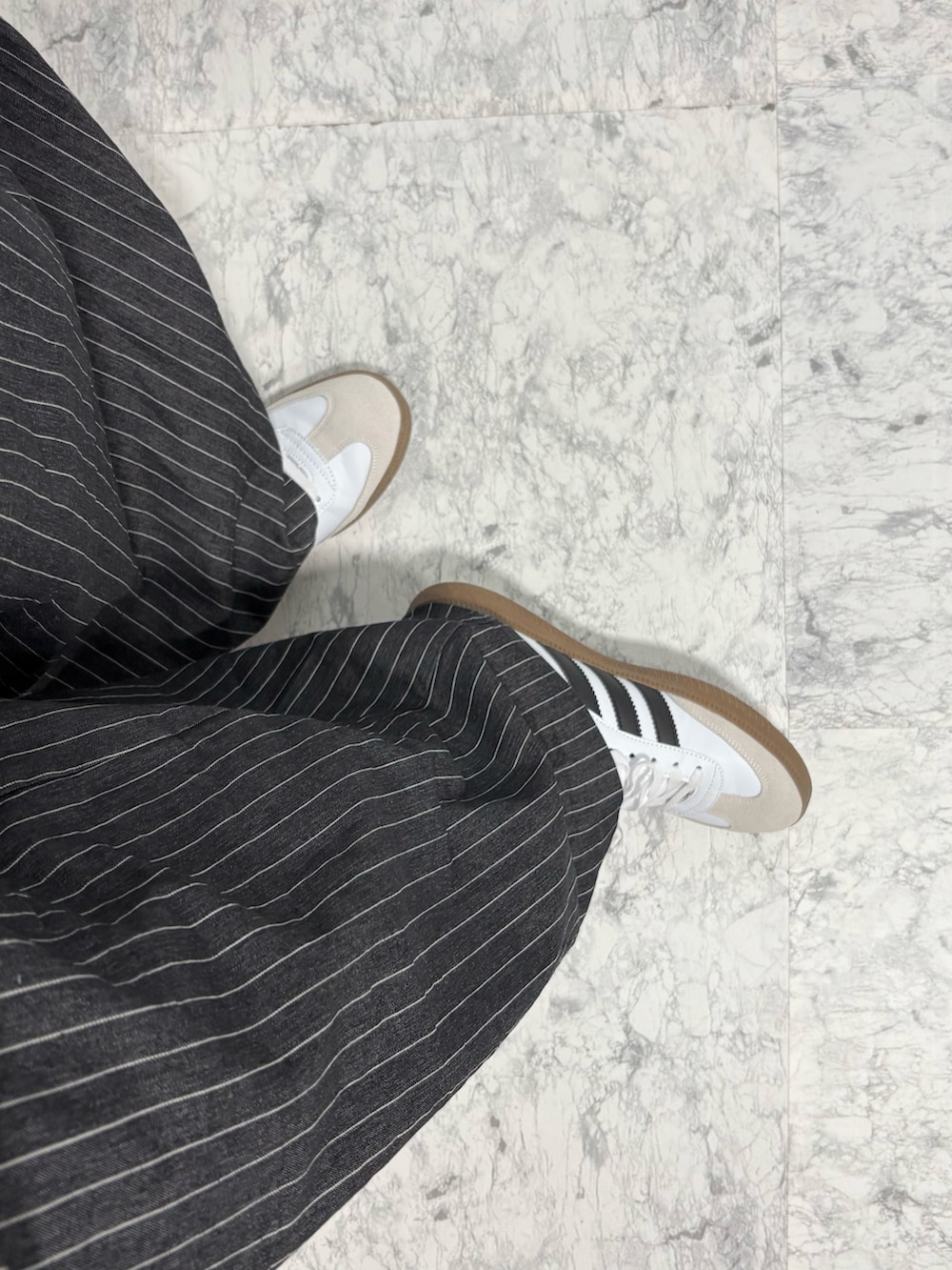 ブラック系のダウンジャケット/コート、その他のスラックス、ホワイト系のスニーカーを着用したメンズの冬コーディネートの5枚目の写真