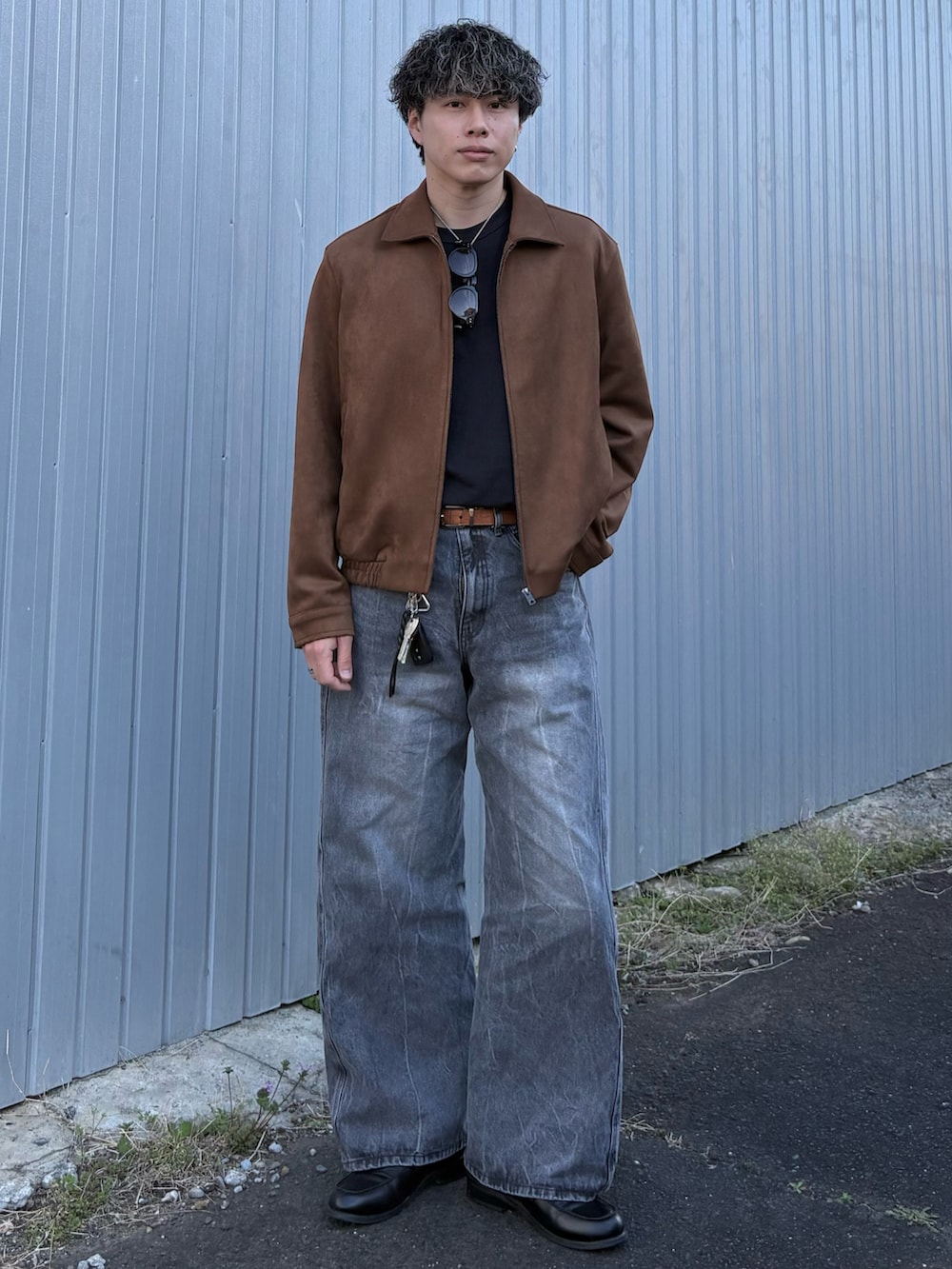 ブラック系のローファー、グレー系のデニムパンツ、その他のTシャツ/カットソーを着用したメンズの春コーディネートの3枚目の写真