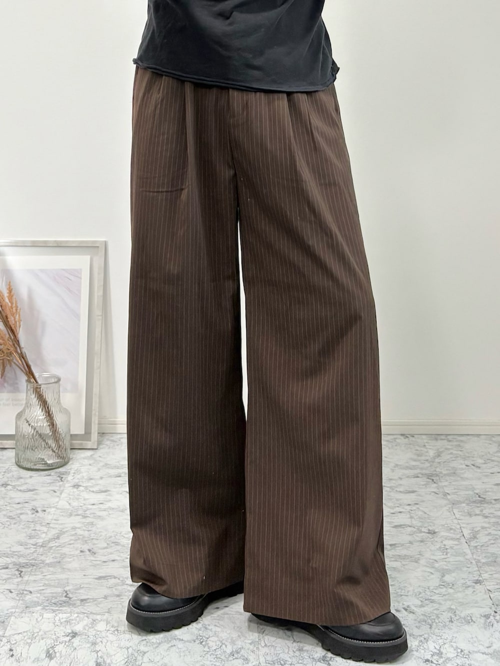 ベージュ系のショルダーバッグ、ブラック系のブルゾン、ブラック系のドレスシューズを着用したメンズの秋コーディネートの4枚目の写真