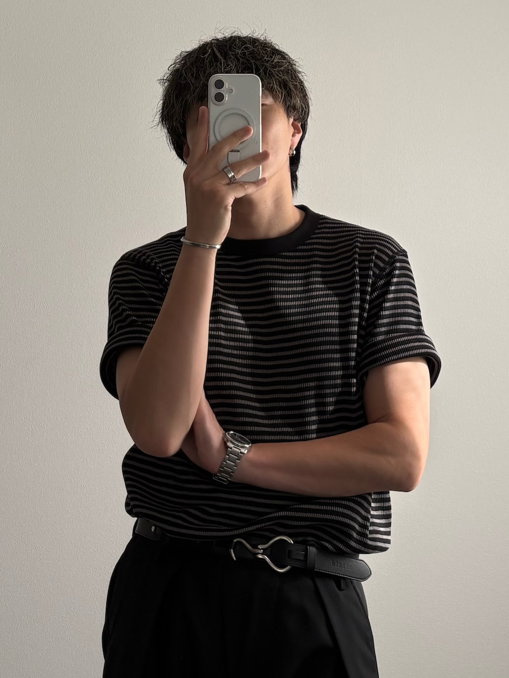 ブラック系のサンダル、ブラック系のTシャツ/カットソー、ブラック系のスラックスを着用したメンズの夏コーディネートの2枚目の写真