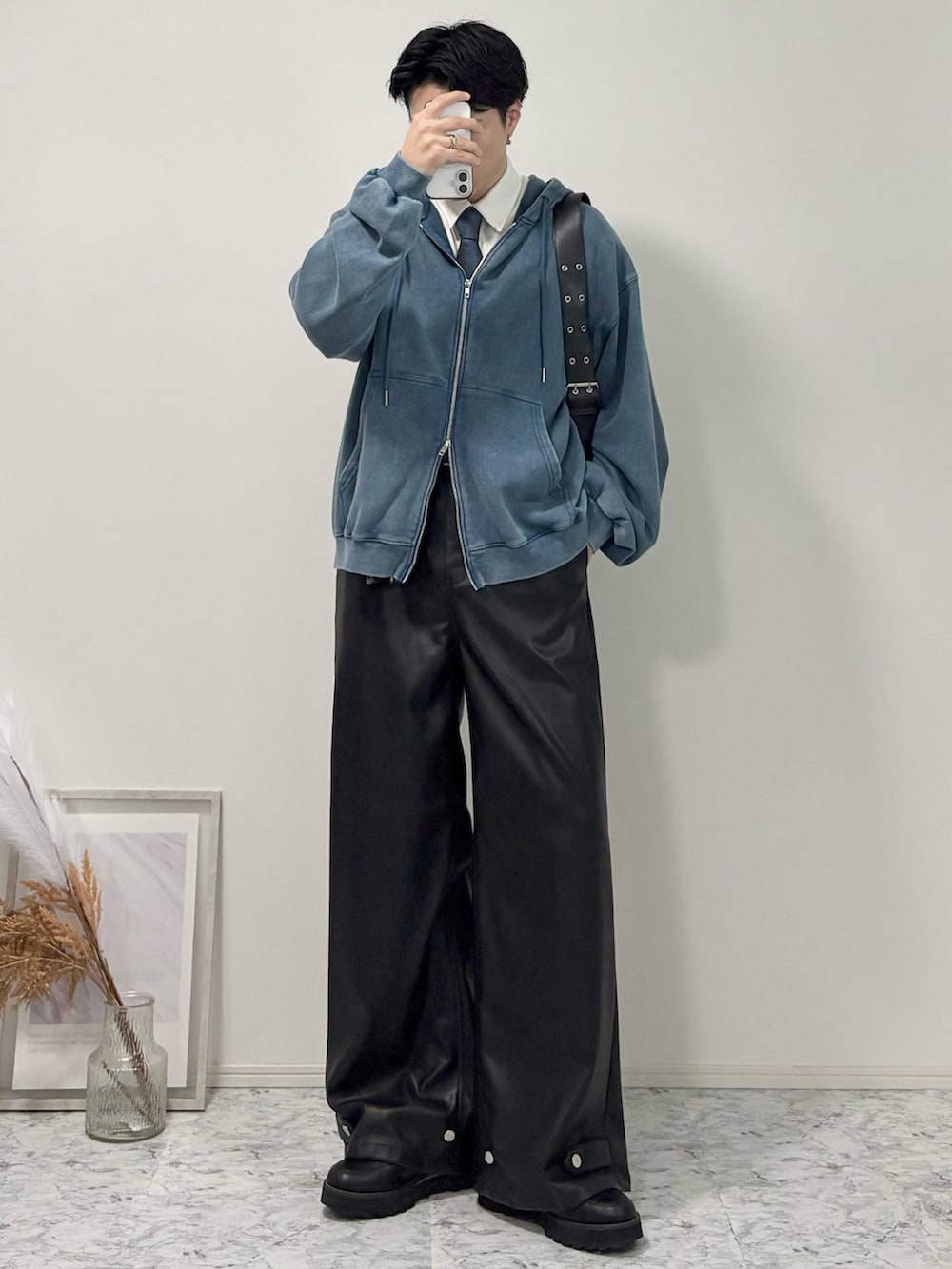 ブラック系のその他パンツ、ブラック系のドレスシューズ、グレー系のパーカーを着用したメンズの冬コーディネートの2枚目の写真