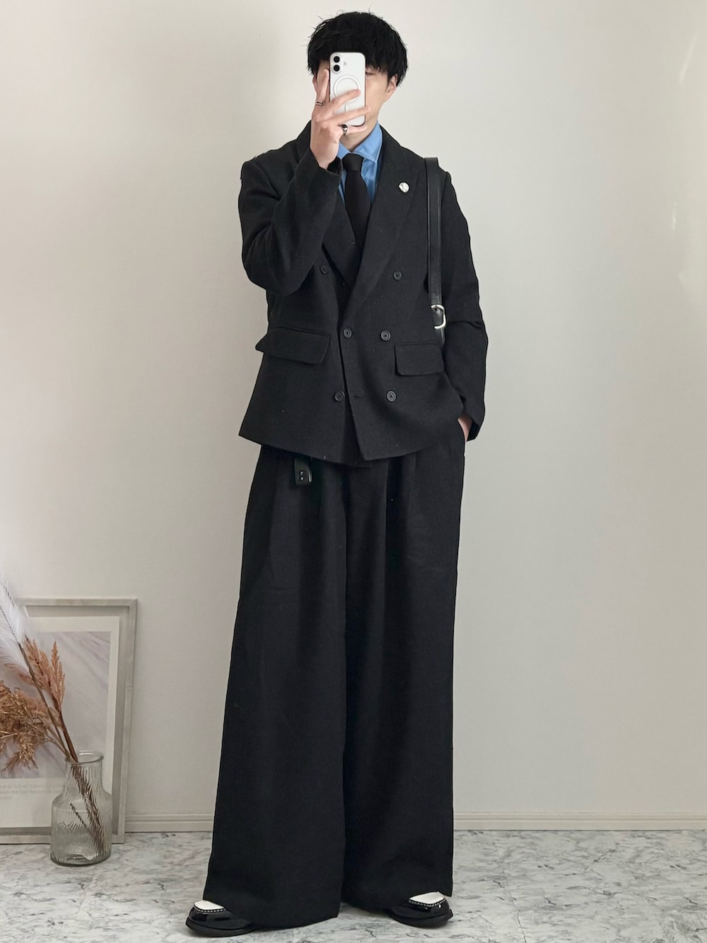 ブラック系のローファー、グレー系のテーラードジャケット、ブラック系のスウェットパンツを着用したメンズの春コーディネートの2枚目の写真