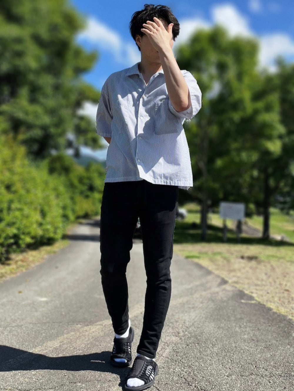 ホワイト系のシャツ/ブラウス、ブラック系のデニムパンツ、ブラック系のサンダルを着用したメンズの春コーディネートの2枚目の写真