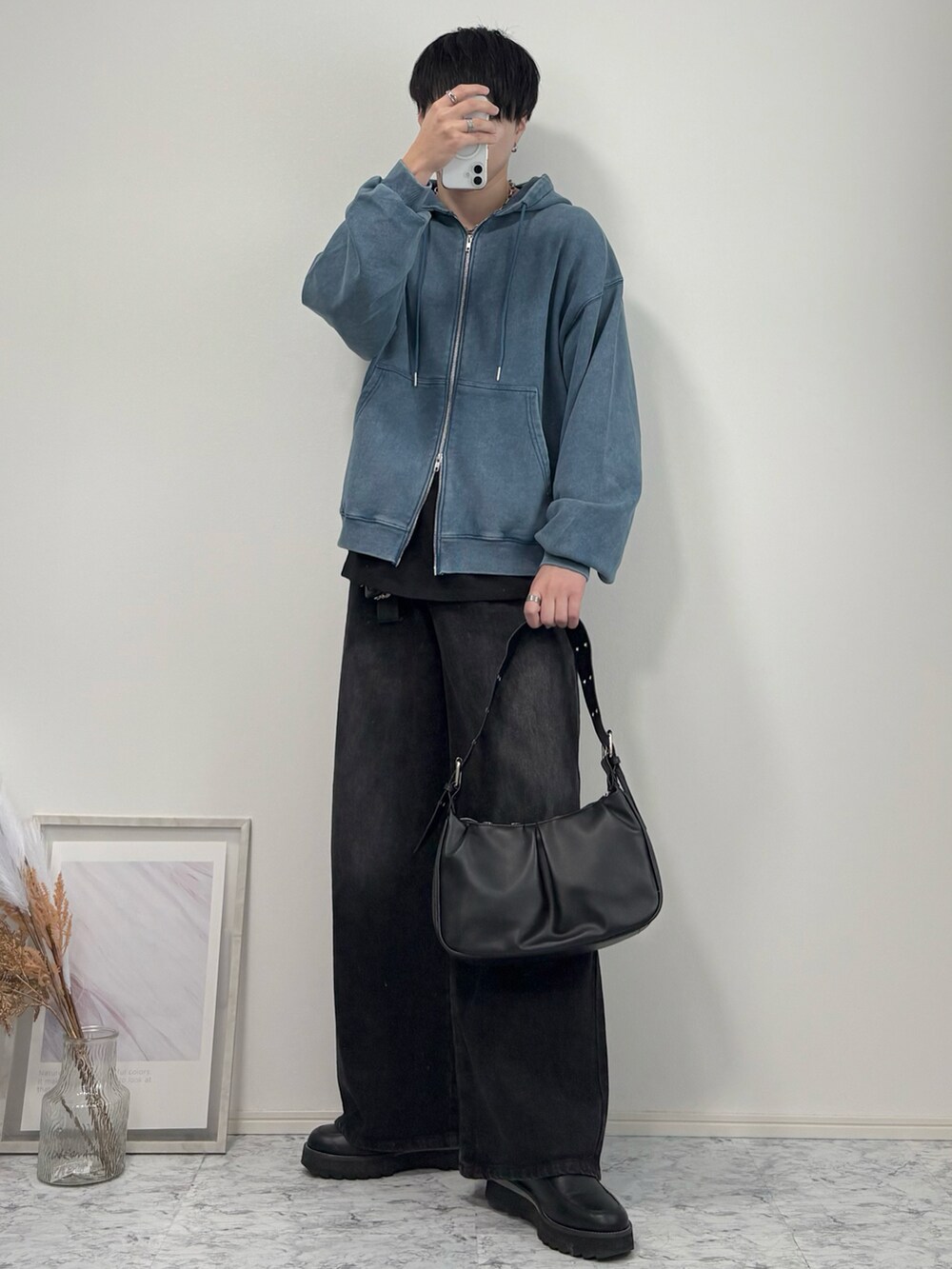 グレー系のパーカー、ブラック系のTシャツ/カットソー、ブラック系のデニムパンツを着用したメンズの春コーディネートの2枚目の写真