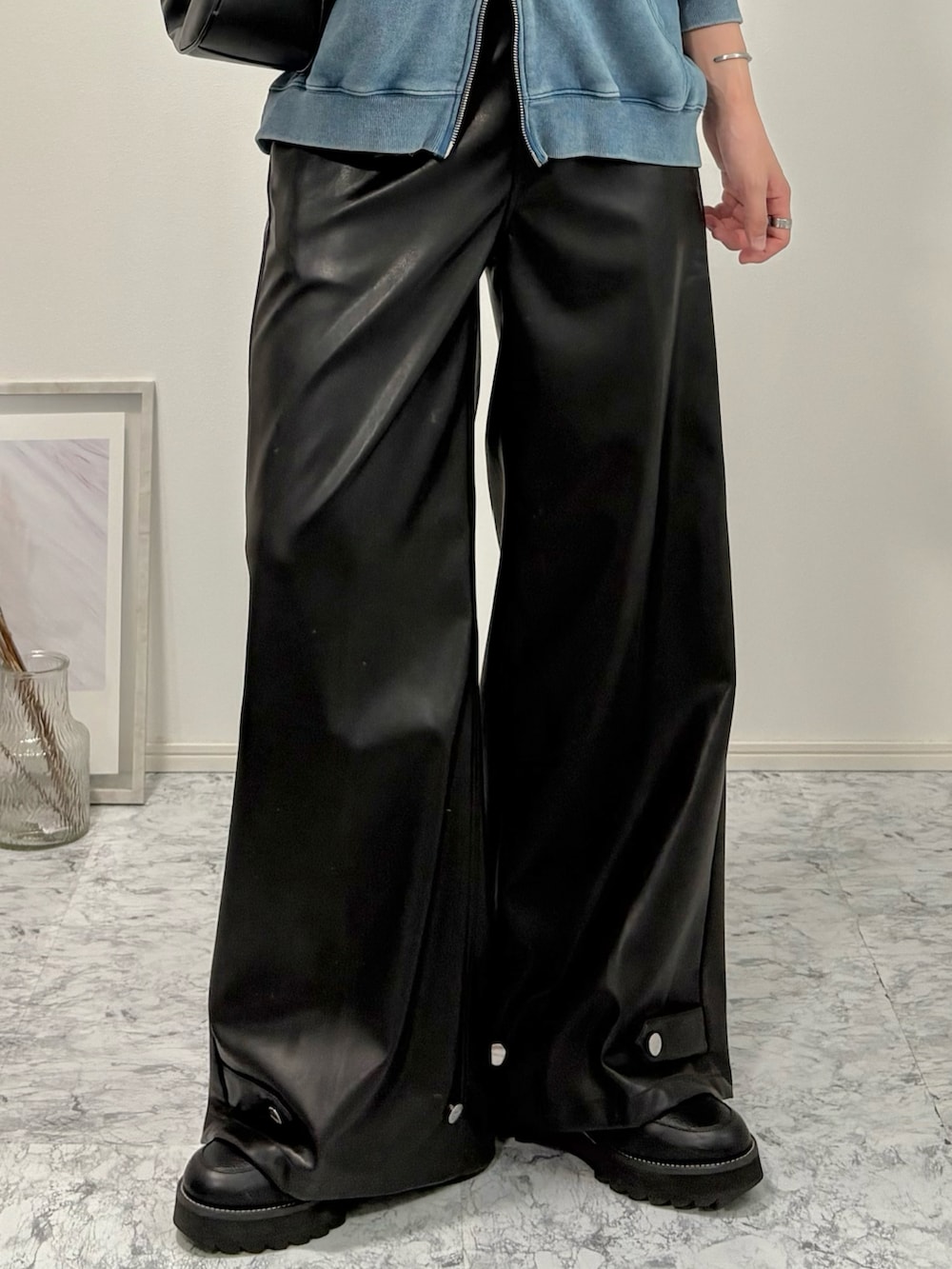 ブラック系のその他パンツ、ブラック系のドレスシューズ、グレー系のパーカーを着用したメンズの冬コーディネートの4枚目の写真