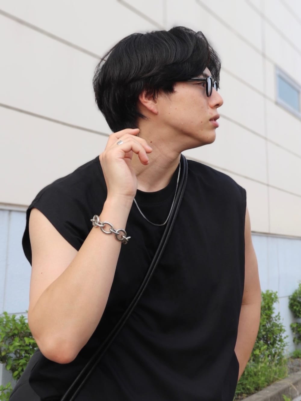 「夏ルックで気分アップ、ノースリーブ、タックイン、アウトドアスタイル、夏コーデ、サングラス、デニム、サンダル、ショルダーバッグ、休日スタイル、フェススタイル、お出かけコーデ、プチプラ、韓国ファッション、きれいめカジュアル」|「SETUP7の【MAISON CLUB】SHARK SOLE STRAP SANDALS シャークソールストラップサンダル(サンダル、ブラック系)」を使った、YUHEIさん(骨格ナチュラル・メンズ・178cm)の夏コーディネートの3枚目の写真