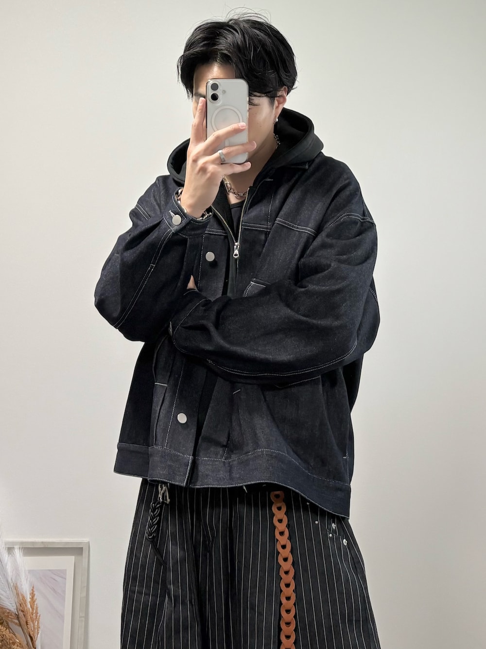 その他のスラックス、ブラック系のパーカー、ブルー系のセットアップを着用したメンズの冬コーディネートの3枚目の写真