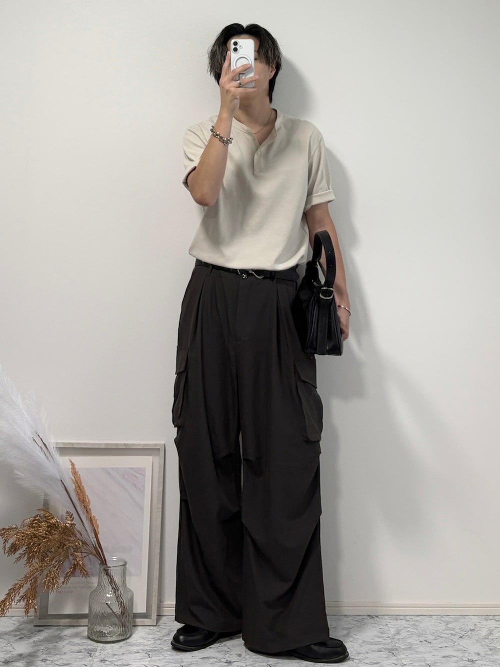 ブラック系のローファー、グレー系のその他パンツ、ブラック系のショルダーバッグを着用したメンズの夏コーディネートの2枚目の写真